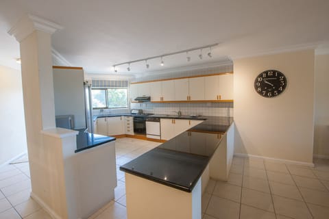 Standard Apartment, 3 Bedrooms | Private kitchen