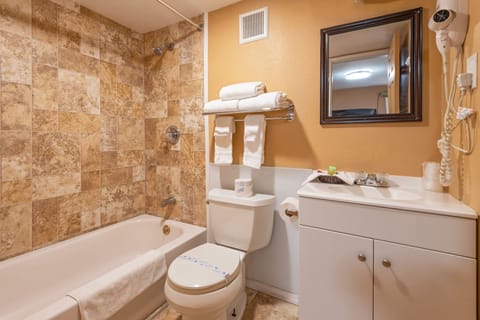 Comfort Studio Suite, 2 Queen Beds, Non Smoking | Bathroom | Free toiletries, hair dryer, towels