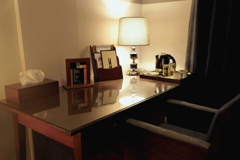 Superior Queen Room | Minibar, in-room safe, desk, laptop workspace