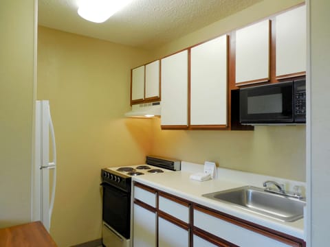 Studio, 2 Double Beds, Non Smoking | Private kitchen | Fridge, microwave, stovetop, coffee/tea maker