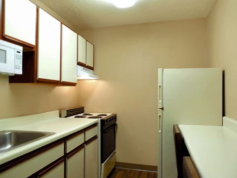 Deluxe Studio, Multiple Beds, Non Smoking | Private kitchen | Fridge, microwave, stovetop, coffee/tea maker