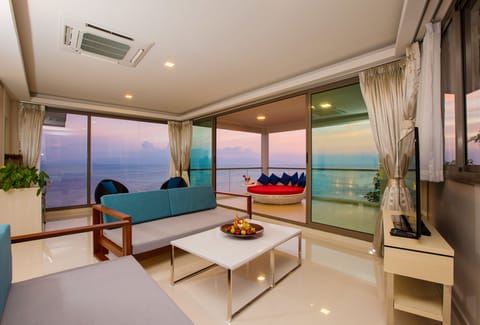 Grand Suite Ocean View | Minibar, in-room safe, desk, blackout drapes