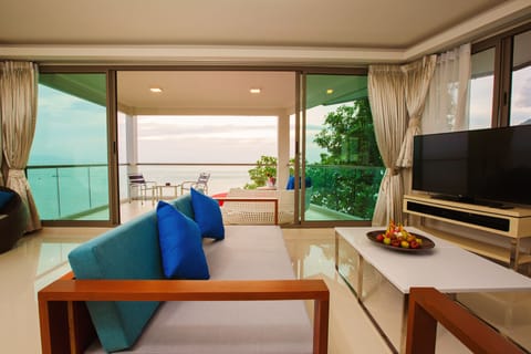 Grand Suite Ocean View | Minibar, in-room safe, desk, blackout drapes