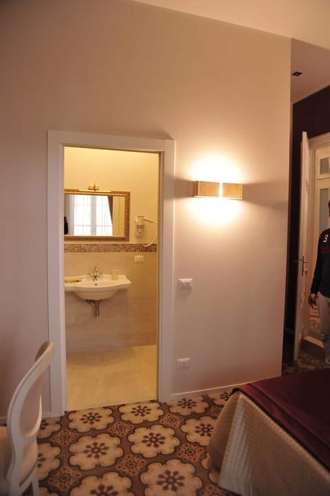 Standard Double or Twin Room | Bathroom | Free toiletries, hair dryer, bidet, towels