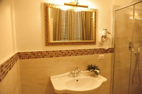 Classic Double or Twin Room | Bathroom | Free toiletries, hair dryer, bidet, towels