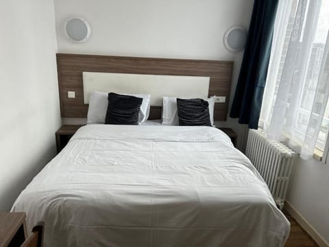 Premium bedding, memory foam beds, desk, soundproofing