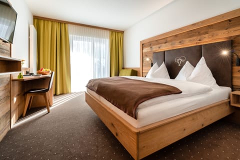 Double Room, 1 Double Bed, Balcony, Mountain View | Premium bedding, in-room safe, desk, iron/ironing board