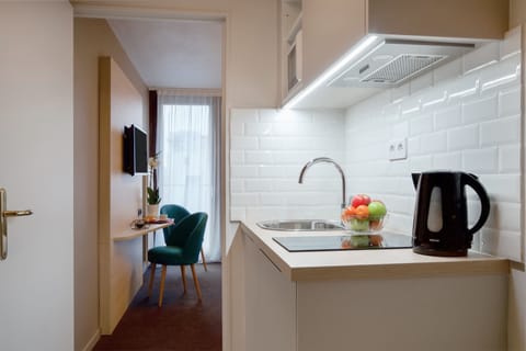 Studio, 2 Twin Beds | Private kitchenette | Fridge, microwave, stovetop, dishwasher