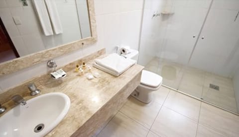 Luxury Room | Bathroom | Shower, free toiletries, hair dryer, towels