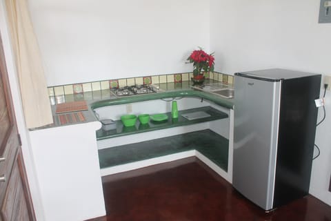 Basic Studio Suite, Kitchenette | Private kitchenette | Fridge, stovetop, coffee/tea maker, cookware/dishes/utensils