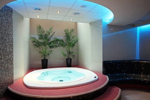 Indoor spa tub