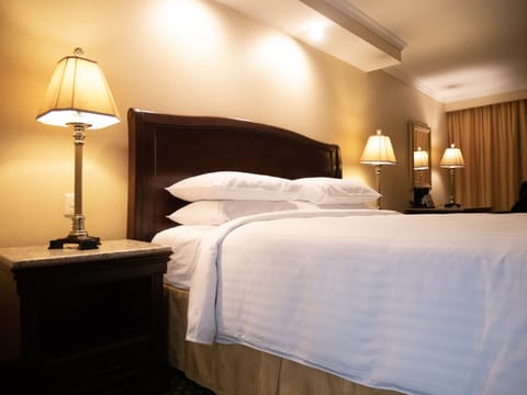 Executive Room, Executive Level | 1 bedroom, premium bedding, in-room safe, desk