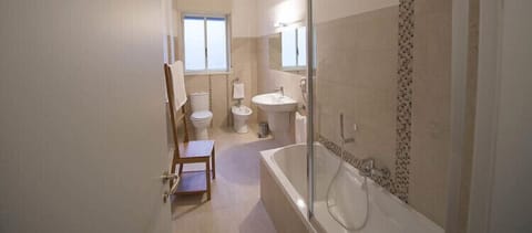 Junior Suite, Balcony | Bathroom | Free toiletries, hair dryer, bidet, towels