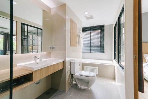 Suite Room (Building A) | Bathroom | Shower, rainfall showerhead, free toiletries, hair dryer