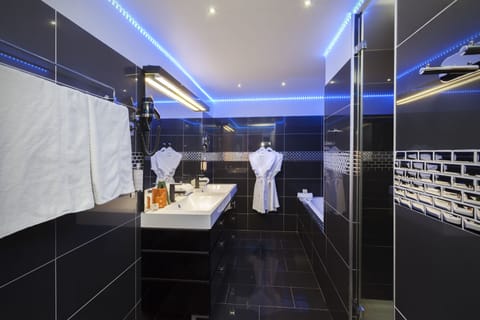 Suite Provençale | Bathroom | Shower, designer toiletries, hair dryer, towels