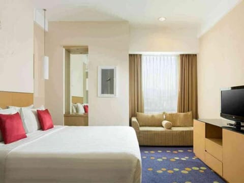 Junior Suite, 1 King Bed | Free minibar items, in-room safe, desk, soundproofing