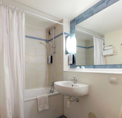 Combined shower/tub, eco-friendly toiletries, hair dryer, towels