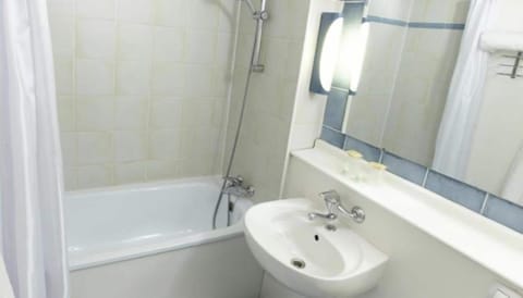 Combined shower/tub, eco-friendly toiletries, hair dryer, towels