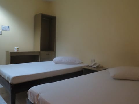 Twin Room | Desk, free WiFi