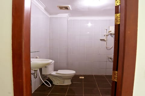 Shared Dormitory, Women only (6 beds) | Bathroom | Shower, free toiletries, hair dryer, towels