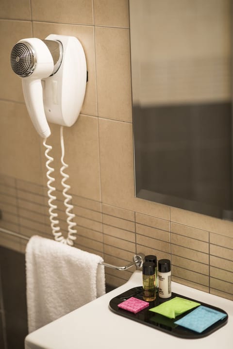 Comfort Double or Twin Room | Bathroom amenities | Shower, free toiletries, hair dryer, bidet