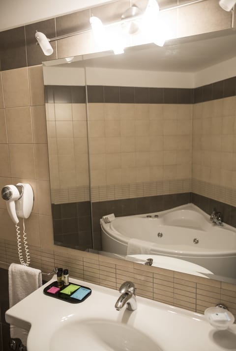 Junior Suite | Bathroom | Shower, free toiletries, hair dryer, bidet