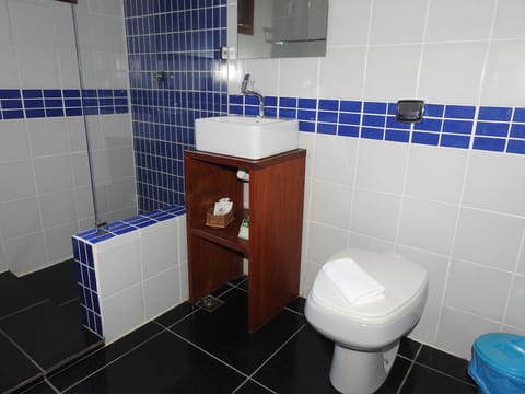 Chalet (com Mezanino) | Bathroom | Shower, free toiletries, towels