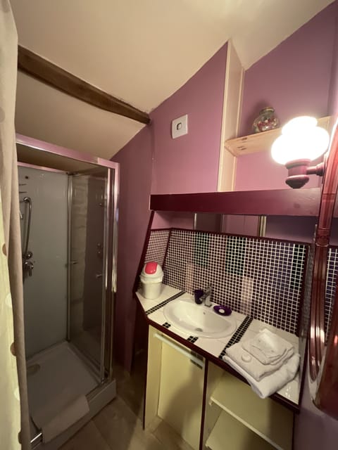 Deluxe Room, Garden View (Lilas) | Bathroom | Hydromassage showerhead, free toiletries, hair dryer, towels