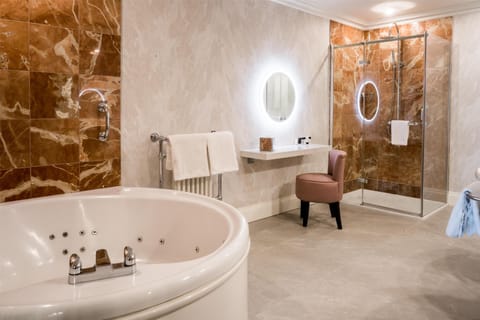 Deluxe Double Suite | Bathroom | Separate tub and shower, free toiletries, hair dryer, bathrobes