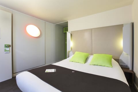 Premium bedding, desk, blackout drapes, soundproofing