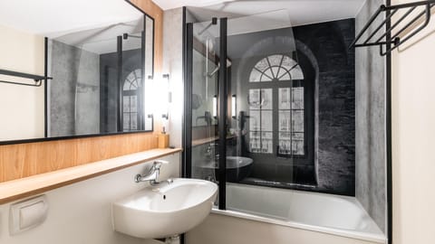 Combined shower/tub, eco-friendly toiletries, hair dryer, towels