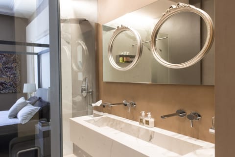 Junior Studio Suite | Bathroom | Shower, rainfall showerhead, designer toiletries, hair dryer