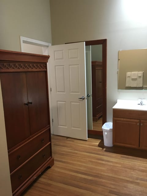 Deluxe Room, Multiple Beds, Refrigerator, Mountain View | Bathroom | Combined shower/tub, rainfall showerhead, free toiletries, hair dryer