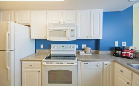 Oceanfront Deluxe One Bedroom King Condo | Private kitchen | Microwave, coffee/tea maker