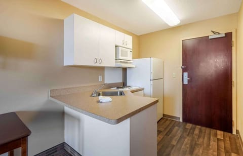 Studio | Private kitchen | Fridge, microwave, stovetop, coffee/tea maker