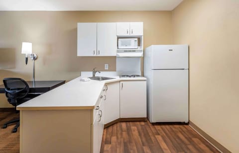 Suite | Private kitchen | Fridge, microwave, stovetop, coffee/tea maker