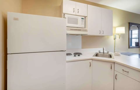 Studio | Private kitchen | Fridge, microwave, stovetop, coffee/tea maker