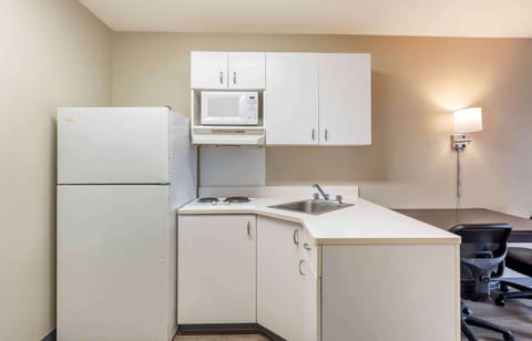 Studio | Private kitchen | Fridge, microwave, stovetop, coffee/tea maker