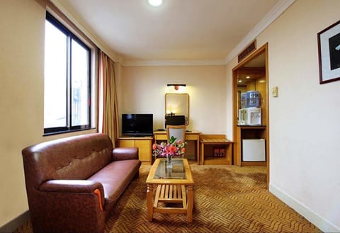 Deluxe Twin Room | Living area | TV