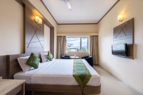 Deluxe Room | Desk, iron/ironing board, rollaway beds, free WiFi