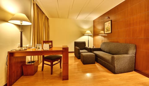 Club Room, Non Smoking | Minibar, desk, rollaway beds, free WiFi