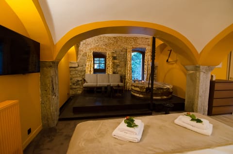 Les Petits Pains Chauds | Premium bedding, minibar, individually decorated, individually furnished