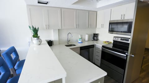 Standard Apartment, 1 Bedroom | Private kitchen | Fridge, microwave, oven, coffee/tea maker