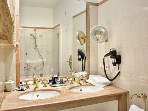 Combined shower/tub, eco-friendly toiletries, hair dryer, towels