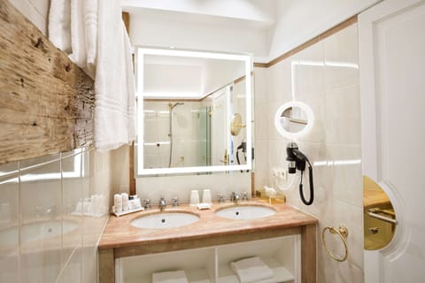 Combined shower/tub, eco-friendly toiletries, hair dryer, towels