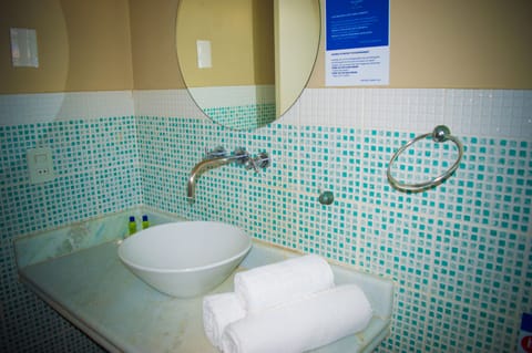 Deluxe Triple Room | Bathroom | Shower, free toiletries, towels, soap