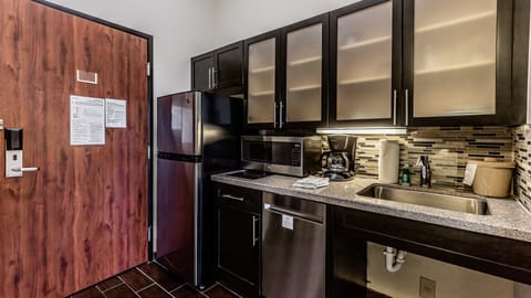 Studio Suite, 1 King Bed, Accessible, Kitchen (Comm, Accessible Tub) | Room amenity