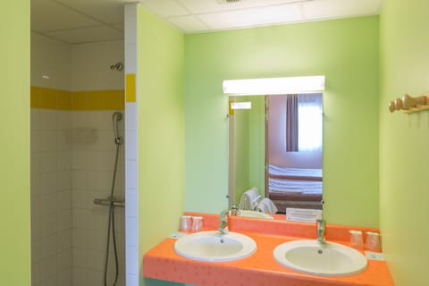 Classic Triple Room, Non Smoking | Bathroom | Shower, free toiletries, hair dryer, towels