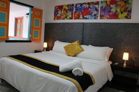 Deluxe Room, 1 King Bed | Premium bedding, in-room safe, free WiFi, bed sheets