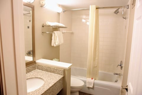 Combined shower/tub, hair dryer, towels